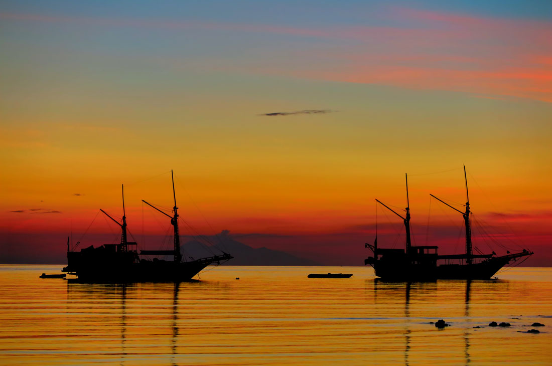 夕暮れ時、リゾート前の海