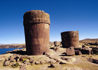 プーノ発ウロス島&シユスタニ遺跡観光